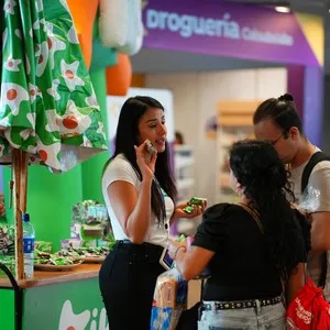 Participantes preparándose para la carrera con su kit en la Bimbo Global Race 2026