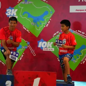 Participantes compartiendo la experiencia de la entrega de kits en la Bimbo Global Race 2026