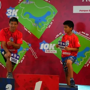 Participantes visitando la entrega de kits en la Bimbo Global Race 2026
