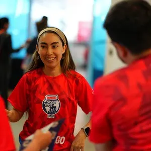 Participantes viviendo la experiencia de la entrega de kits en la Bimbo Global Race 2026