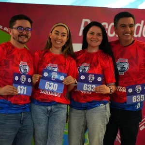 Participantes compartiendo con otros participantes en la entrega de kits en la Bimbo Global Race 2026