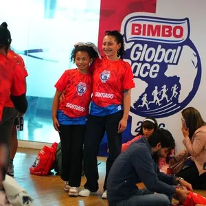 Corredores recogiendo su kit en la Bimbo Global Race 2026