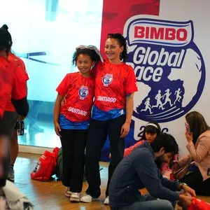 Corredores disfrutando la entrega de kits en la Bimbo Global Race 2026