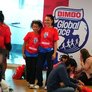 Corredores compartiendo durante la entrega de kits en la Bimbo Global Race 2026