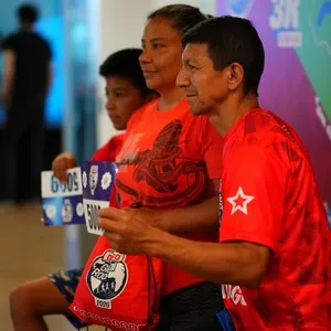 Corredores preparándose para la carrera con su kit en la Bimbo Global Race 2026