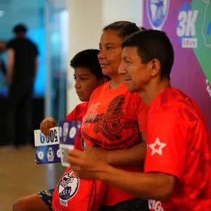 Corredores disfrutando el ambiente de la entrega de kits en la Bimbo Global Race 2026