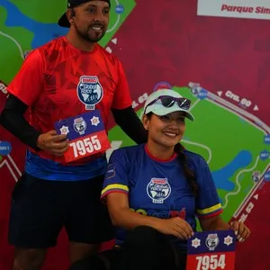Corredores compartiendo la experiencia de la entrega de kits en la Bimbo Global Race 2026