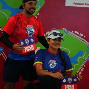 Corredores visitando la entrega de kits en la Bimbo Global Race 2026