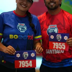 Corredores recogiendo sus elementos para la carrera en la Bimbo Global Race 2026