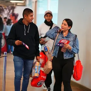 Corredores recibiendo su kit para la Bimbo Global Race en la Bimbo Global Race 2026