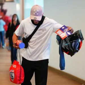 Corredores recogiendo su kit antes de la carrera en la Bimbo Global Race 2026