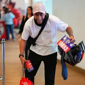 Corredores compartiendo momentos en la entrega de kits en la Bimbo Global Race 2026