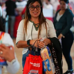 Corredores recibiendo su kit de participante en la Bimbo Global Race 2026
