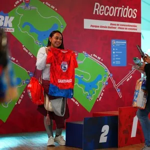 Familias recogiendo su kit en la Bimbo Global Race 2026