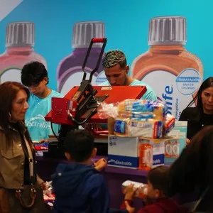 Familias disfrutando la entrega de kits en la Bimbo Global Race 2026