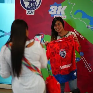 Familias recogiendo el kit de la carrera en la Bimbo Global Race 2026