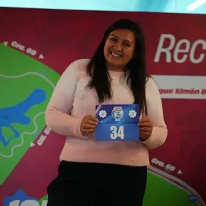 Familias disfrutando el ambiente de la entrega de kits en la Bimbo Global Race 2026