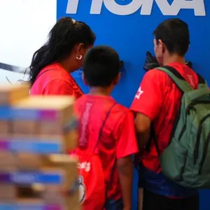 Familias visitando la entrega de kits en la Bimbo Global Race 2026
