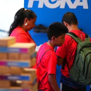 Familias recibiendo sus elementos para la carrera en la Bimbo Global Race 2026
