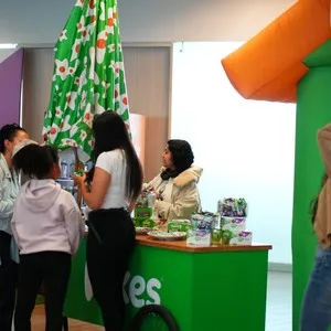 Familias disfrutando la jornada de entrega de kits en la Bimbo Global Race 2026