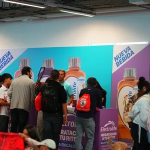 Familias viviendo la experiencia de la entrega de kits en la Bimbo Global Race 2026