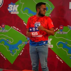 Familias recogiendo su kit antes de la carrera en la Bimbo Global Race 2026