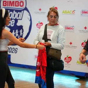 Familias recibiendo su kit de participante en la Bimbo Global Race 2026
