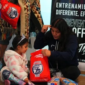 Familias recogiendo su kit de participante en la Bimbo Global Race 2026
