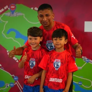 Familias compartiendo con otros participantes en la entrega de kits en la Bimbo Global Race 2026