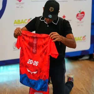 Amigos recogiendo su kit en la Bimbo Global Race 2026