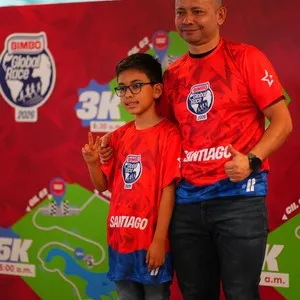 Amigos disfrutando la entrega de kits en la Bimbo Global Race 2026