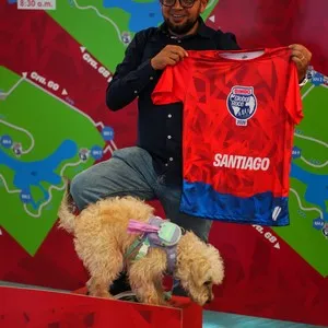 Amigos recibiendo el kit de carrera en la Bimbo Global Race 2026