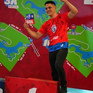 Amigos recogiendo el kit de la carrera en la Bimbo Global Race 2026