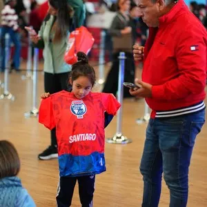 Amigos preparándose para la carrera con su kit en la Bimbo Global Race 2026