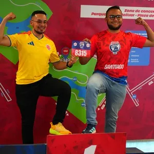 Amigos recibiendo sus elementos para la carrera en la Bimbo Global Race 2026