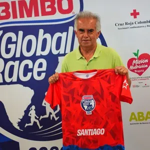 Amigos disfrutando la jornada de entrega de kits en la Bimbo Global Race 2026