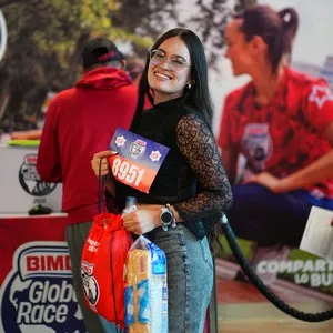 Amigos recogiendo su kit antes de la carrera en la Bimbo Global Race 2026