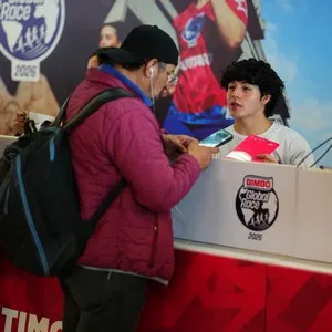 Amigos recibiendo su kit de participante en la Bimbo Global Race 2026