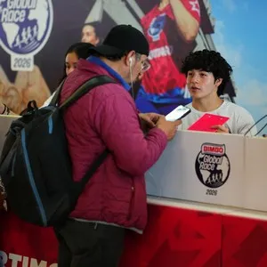 Amigos recogiendo su kit de participante en la Bimbo Global Race 2026