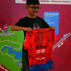 Amigos compartiendo con otros participantes en la entrega de kits en la Bimbo Global Race 2026