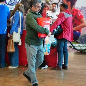 Amigos viviendo el ambiente previo a la Bimbo Global Race en la Bimbo Global Race 2026