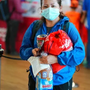 Atletas recibiendo su kit en la Bimbo Global Race 2026