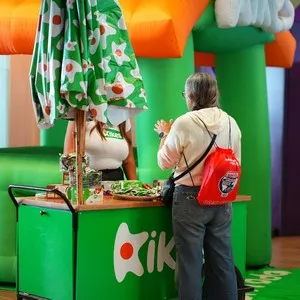 Atletas viviendo la entrega de kits en la Bimbo Global Race 2026