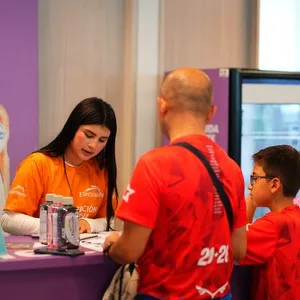 Atletas recibiendo el kit de carrera en la Bimbo Global Race 2026