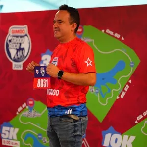Atletas recogiendo el kit de la carrera en la Bimbo Global Race 2026