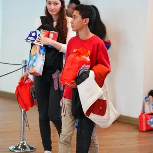 Atletas preparándose para la carrera con su kit en la Bimbo Global Race 2026