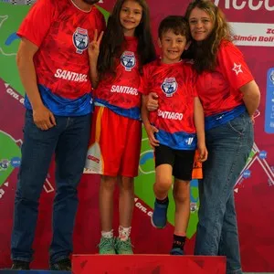 Atletas visitando la entrega de kits en la Bimbo Global Race 2026