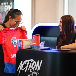 Atletas viviendo la experiencia de la entrega de kits en la Bimbo Global Race 2026