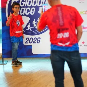 Atletas recogiendo su kit antes de la carrera en la Bimbo Global Race 2026