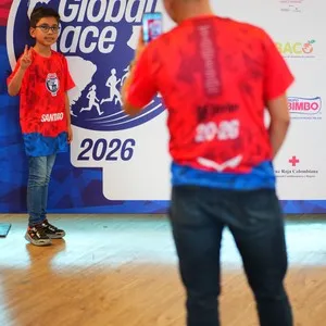 Atletas compartiendo momentos en la entrega de kits en la Bimbo Global Race 2026